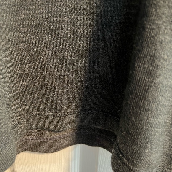 Tommy Hilfiger gray shirt sleeved sweater. Size Large. - Picture 4 of 6